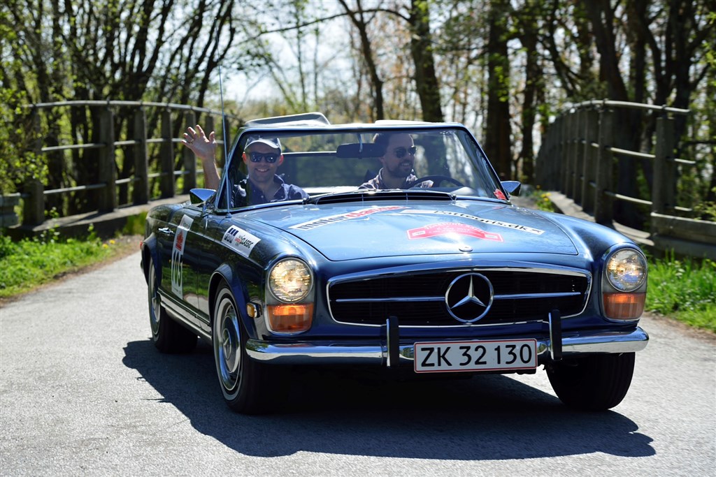 I Oresund Rally gøres der meget for helt nye deltagere, der samles i Touristklassen. Den blev vundet af Søren Holmgaard fra Ølstykke og Peter Holmgaard fra Stenløse i en Mercedes-Benz 280 SL.
